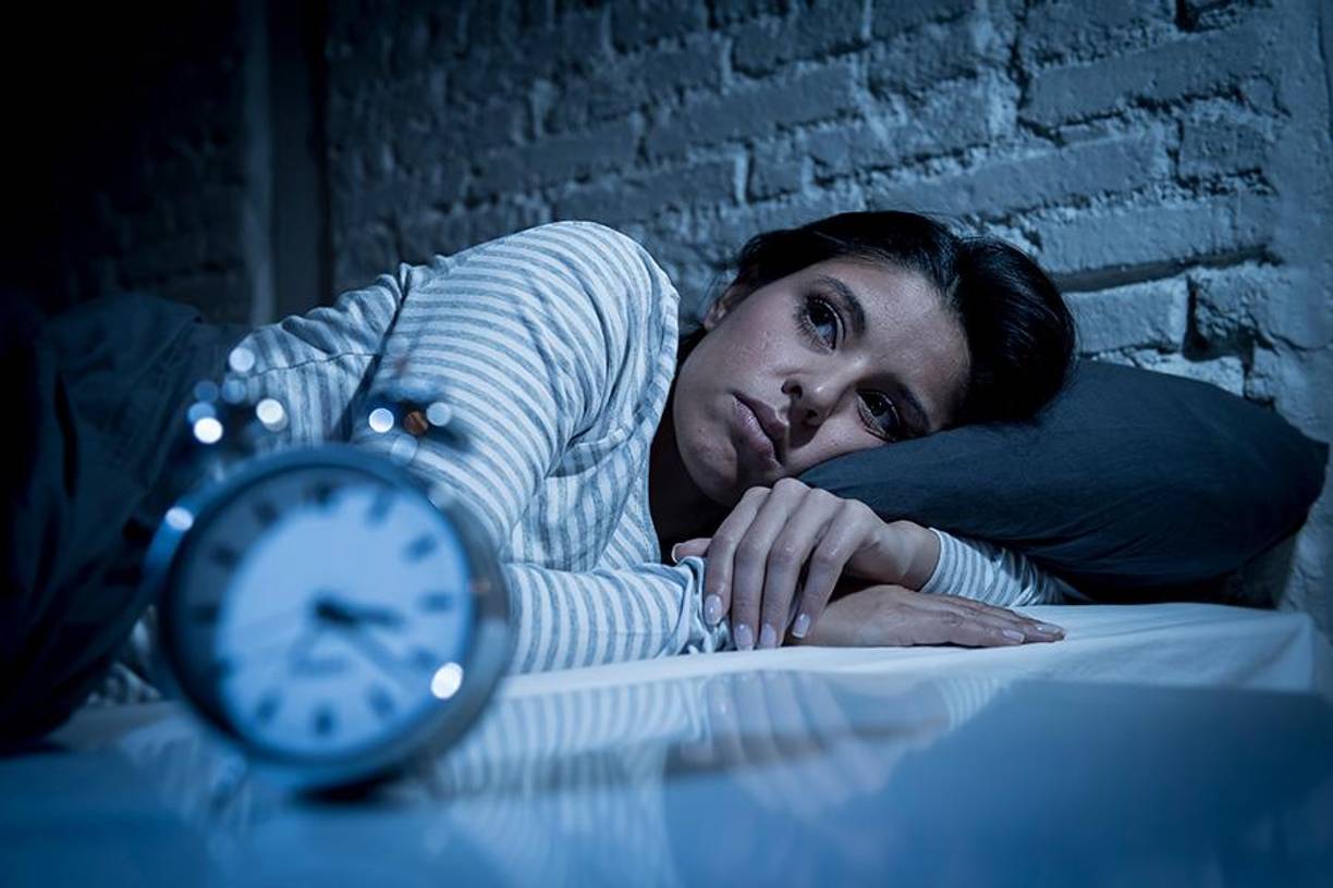 Varios mecanismos podrían explicar los <b>efectos de la luz artificial en la salud</b>. Por la noche, la luz puede provocar insomnio, que es en sí mismo un riesgo de muchas enfermedades. También <b>reduce la producción corporal de melatonina</b>, la hormona del sueño segregada por la <b>glándula pineal</b> en condiciones de oscuridad que tiene propiedades antiinflamatorias e inhibidoras de tumores. E <b>interrumpe los ciclos diarios de la comunidad de microbios que viven en los intestinos</b>. 