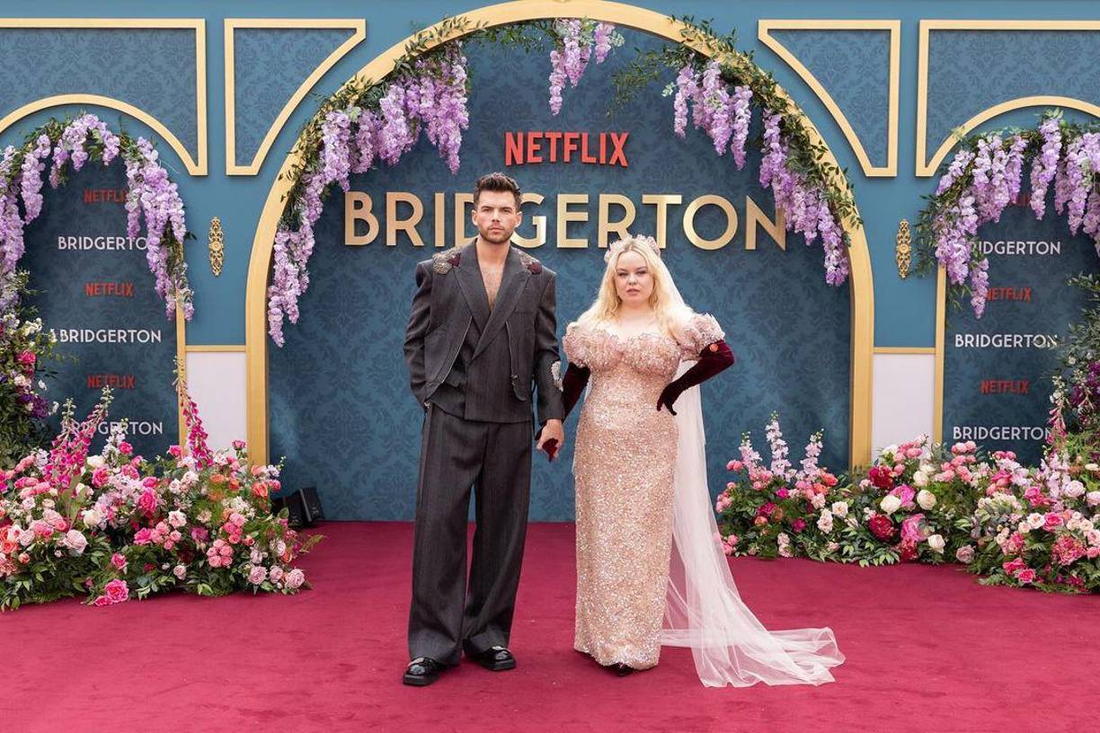 Los protagonistas Nicola Coughlan y Luke Newton, quienes interpretan a Penelope Featherington y Colin Bridgerton respectivamente, estuvieron presentes en el estreno. Coughlan expresó su emoción ante la reacción de los fans, diciendo: “Voy a arriesgarme a decir que nunca volveré a vivir algo así”. Newton, por su parte, destacó que no solo estaban celebrando esta temporada, sino también “cinco años de esta historia”.