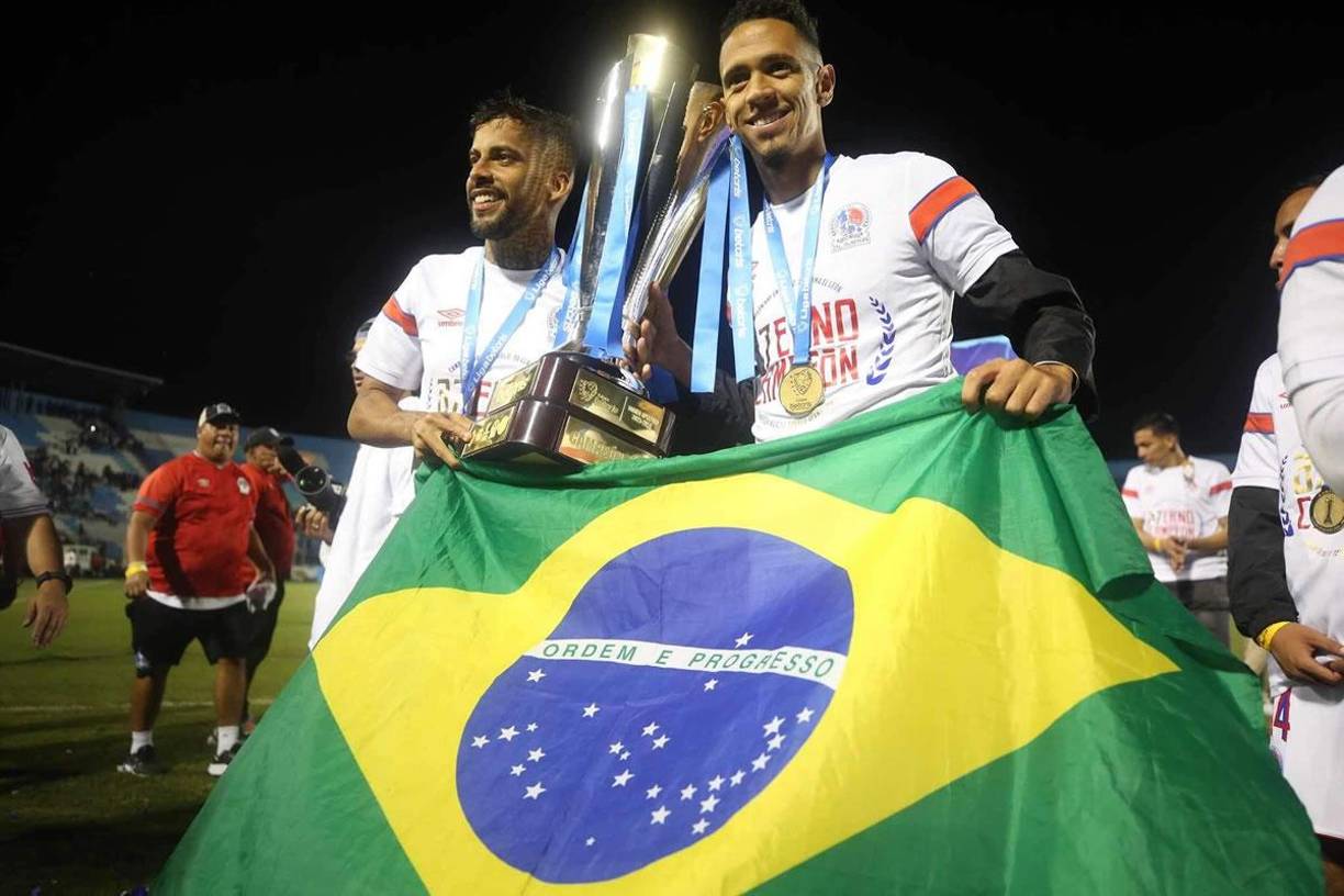 Los brasileños Gabriel Araújo y Yan Maciel posando con la bandera de su país y la Copa.