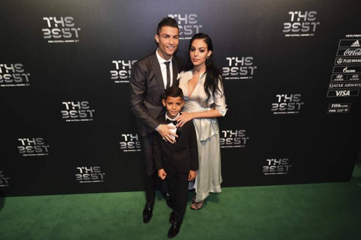 Cristiano llegó al London Palladium (Londres, Inglaterra) acompañado también de su hijo Cristiano Ronaldo Jr., y posaron junto a Georgina Rodríguez, quien tiene ocho meses de embarazo.<br/><br/>Lo curioso es que Georgina no es la única embarazada, también lo está Antonella, y a ellas se suma una más: Pilar Rubio. <br/><br/>