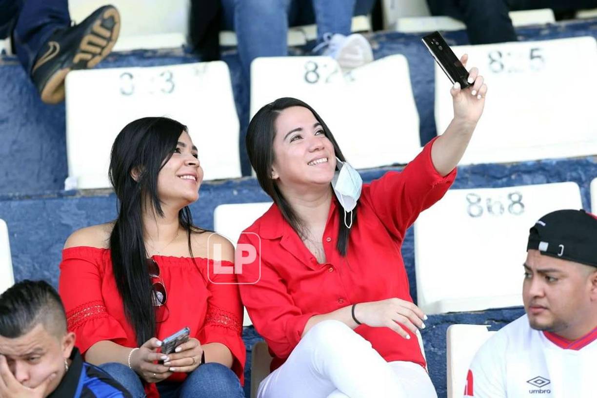 No podía faltar la selfie con estas dos bellezas.