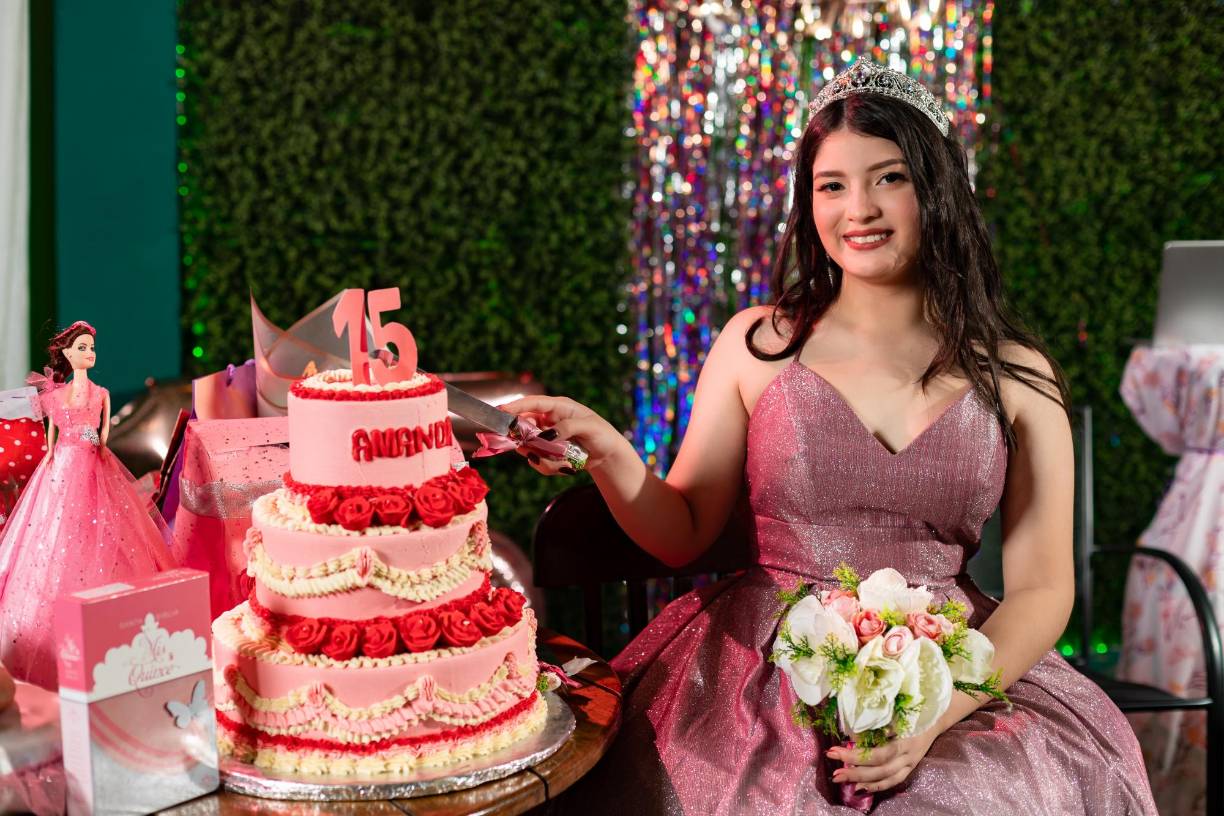 Nadia Amanda Molina fue agasajada por sus seres queridos por llegar a una nueva etapa de su vida; sus quince años.