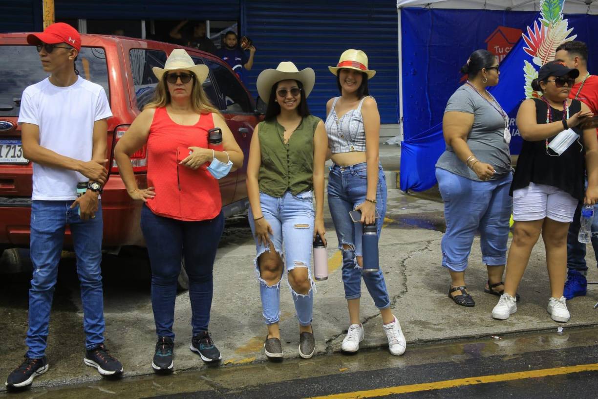 Familias enteras se pusieron a orilla de la calle para ver el desfile.