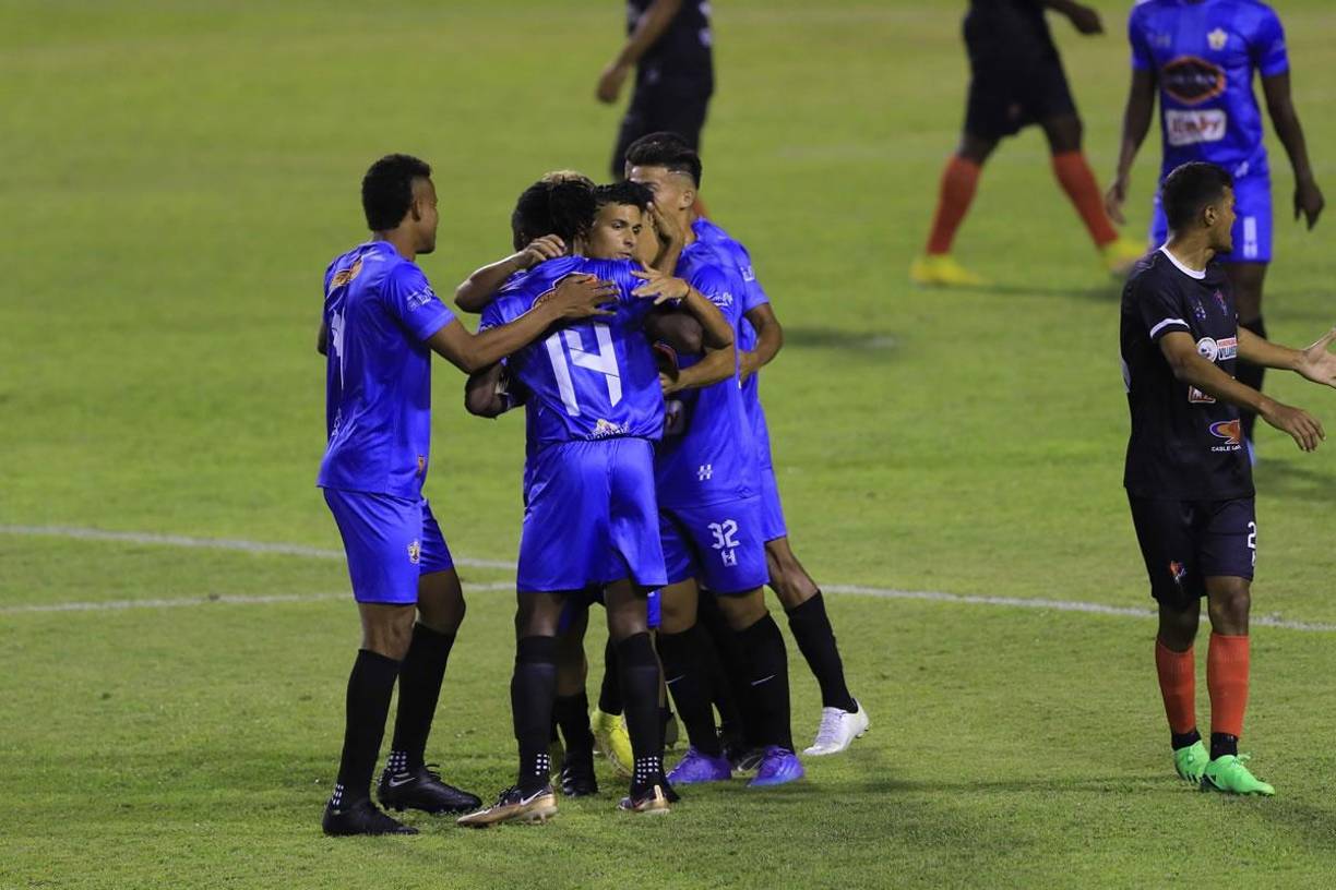 Jugadores del Lone FC celebrando el primer gol del partido marcado por José Vigil.