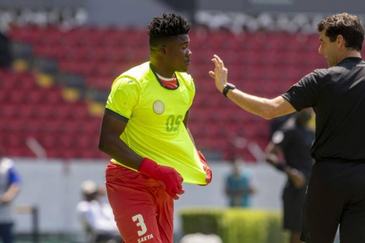 El defensa haitiano Odilon Jerome, con el número 3, se tuvo que poner de portero y debido a que su selección no llevaba guantes, Honduras le prestó un par. Buen gesto de los catrachos.