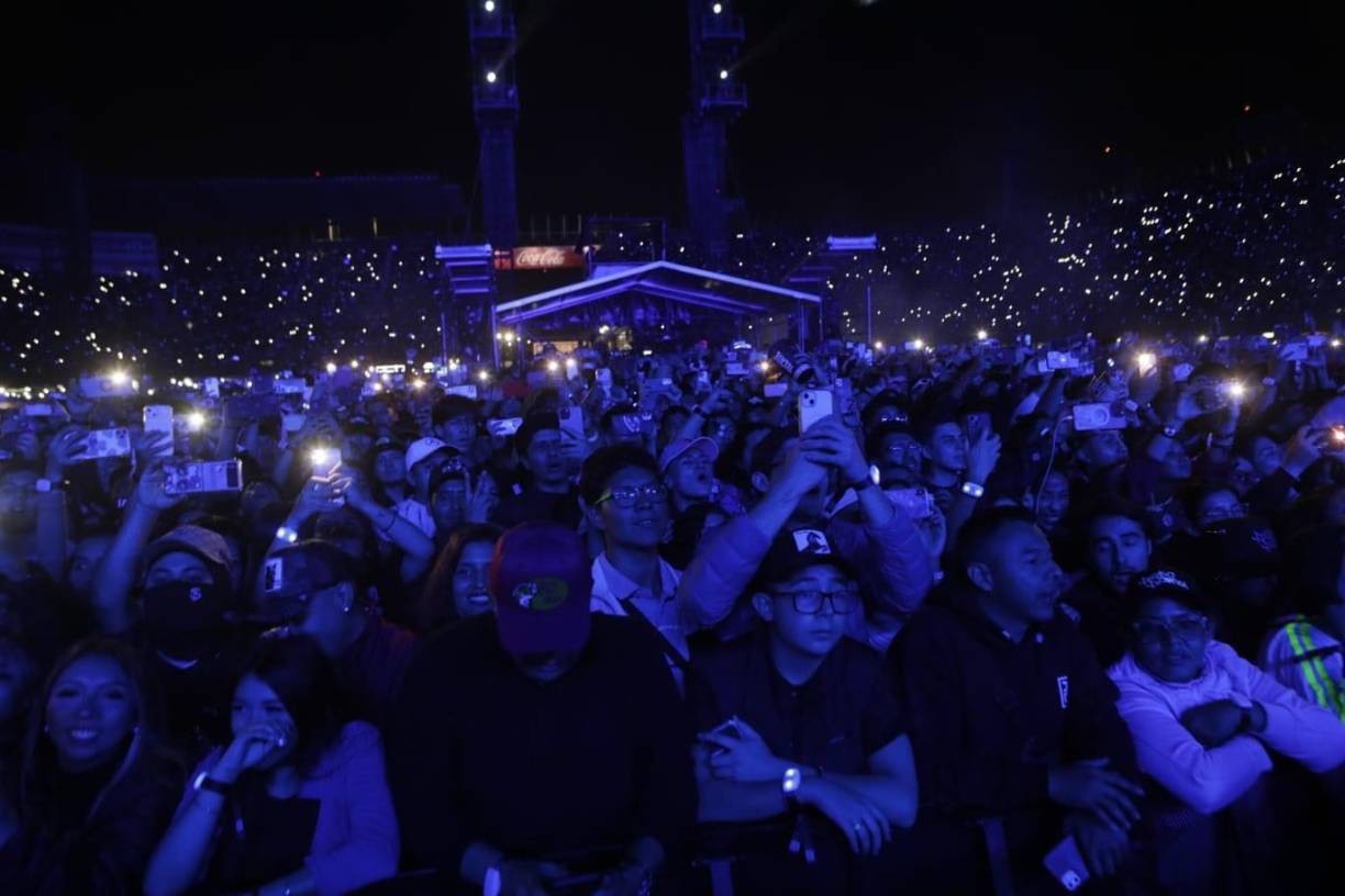 Peso Pluma, abrió la noche cantando “Rubicon”, “Bipolar” y “Rosa pastel”, para luego cantar sus hit de regional mexicano.