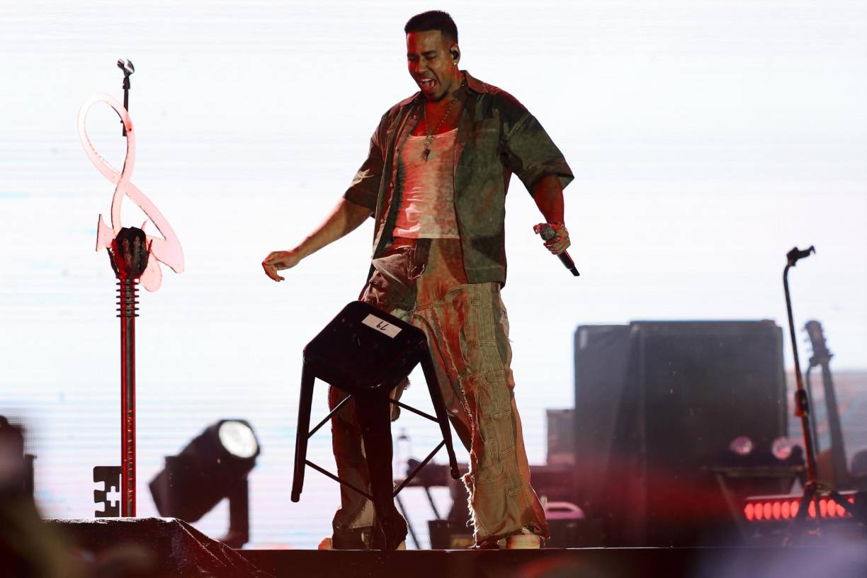 Uno de los momentos más esperados fue durante la canción “Noche de sexo”, una colaboración con el dúo Wisin y Yandel, en la que Romeo suele “perrearle” a una silla. 