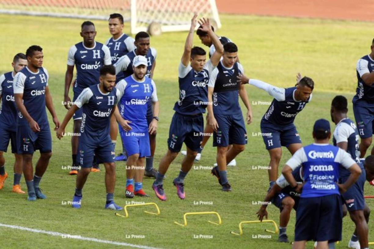 Sebastián Urrutia anima a los jugadores de vez en cuando, “eso, eso”, les grita.