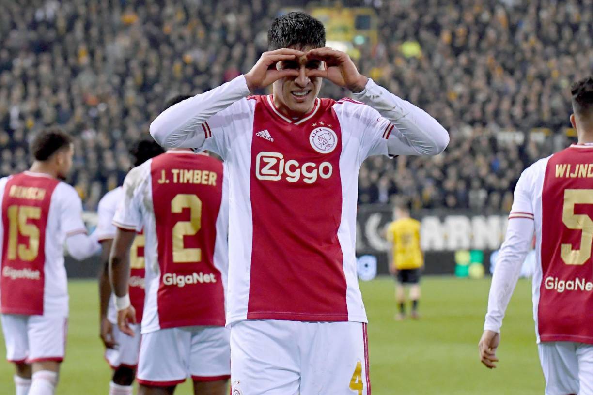 El Bayern Múnich y Borussia Dortmund estarían interesados en fichar al centrocampista mexicano Edson Álvarez. La cifra que se estaría barajando sería en torno a 35 millones de euros por el mexicano.