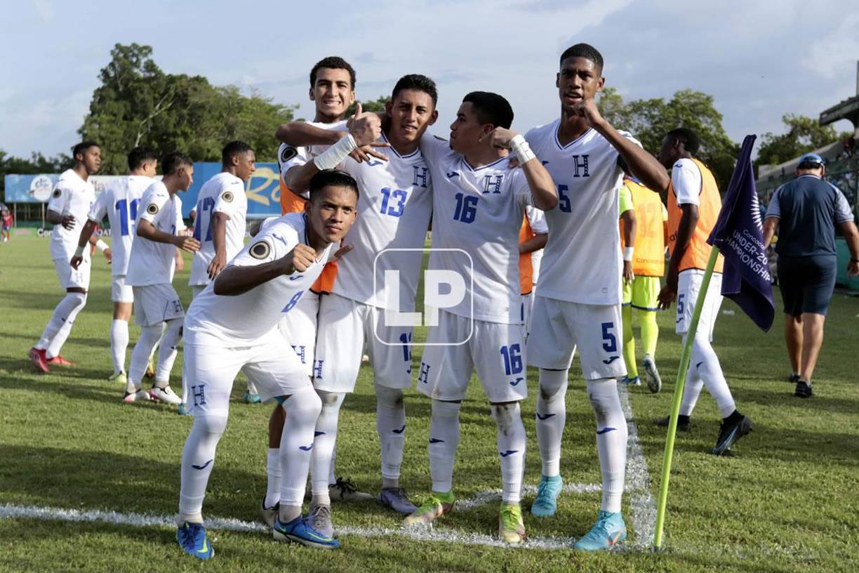 Los jugadores hondureños festejan posando para la cámara de Grupo OPSA.