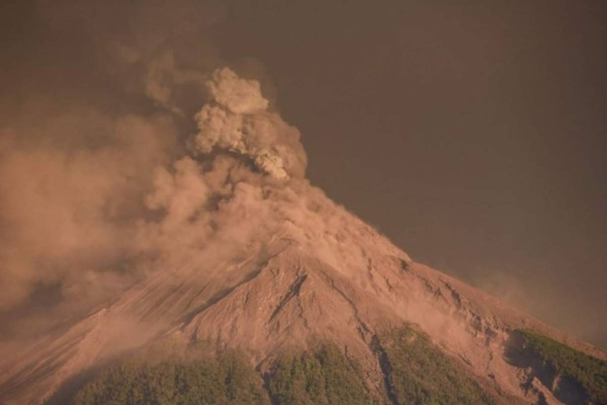 El coloso expulsó columnas de lava de unos 500 metros sobre el cráter con descensos de flujos piroclásticos, una mezcla de gases, ceniza y rocas ardientes, en barrancos del oeste del volcán, indicó el Insivumeh.
