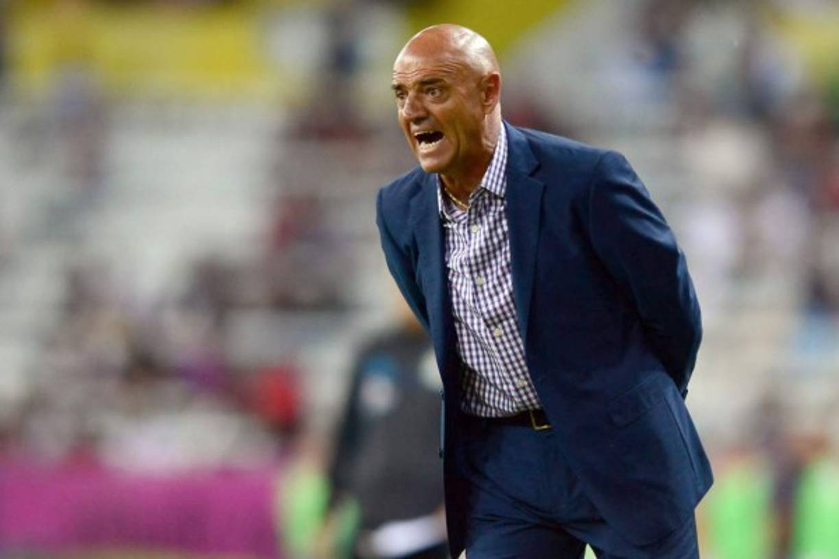 El mexicano José Luis Sánchez Solá quiso ser volante, pero no halló oportunidad en primera y se dedicó a sus negocios en joyería. Aunque poco después regresó al futbol como estratega para encabezar al Puebla al que ascendió a primera en 2007.