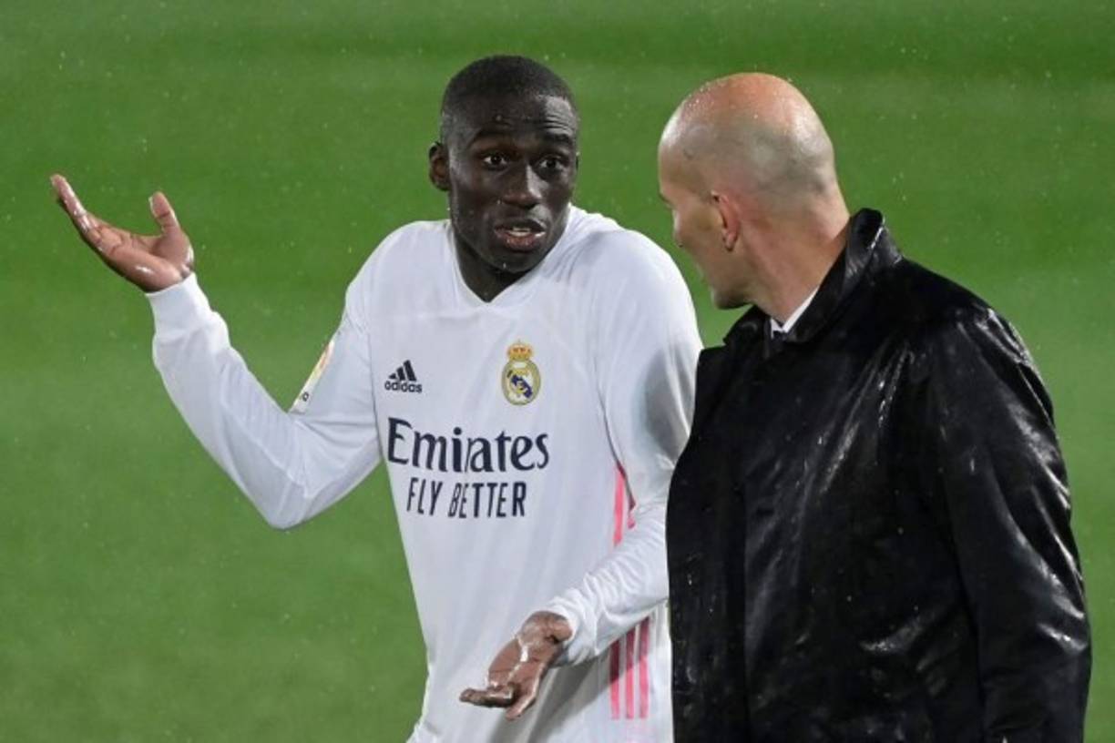 Ferland Mendy dando explicaciones del juego a Zinedine Zidane.