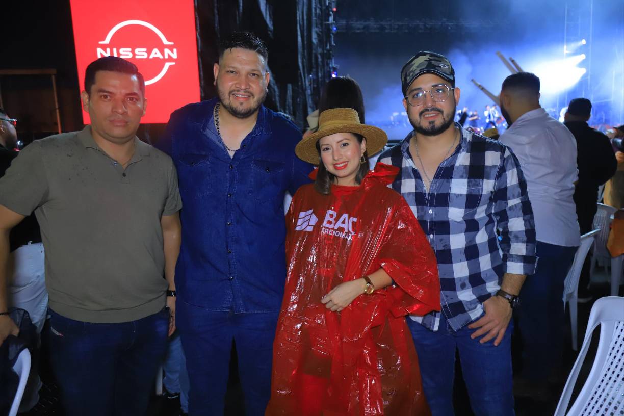 Allan Marquez, Javier Menardi, Gabriela Rivera y Neptali Portillo también llegaron a disfruar del show.