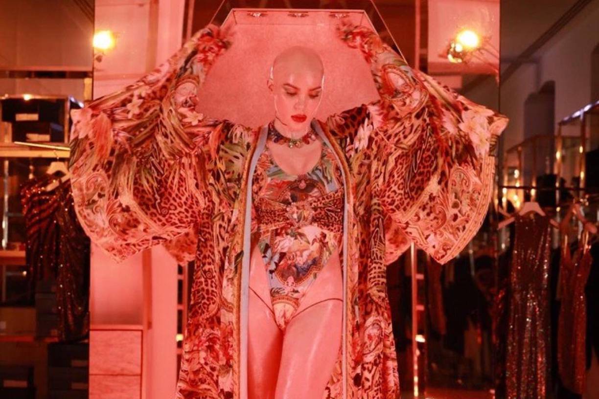 La nueva pieza musical es una combinación entre ritmos electrónicos y urbanos y en el videoclip se encargaron de contar una historia poco común donde ellos mismos fueron los protagonistas.