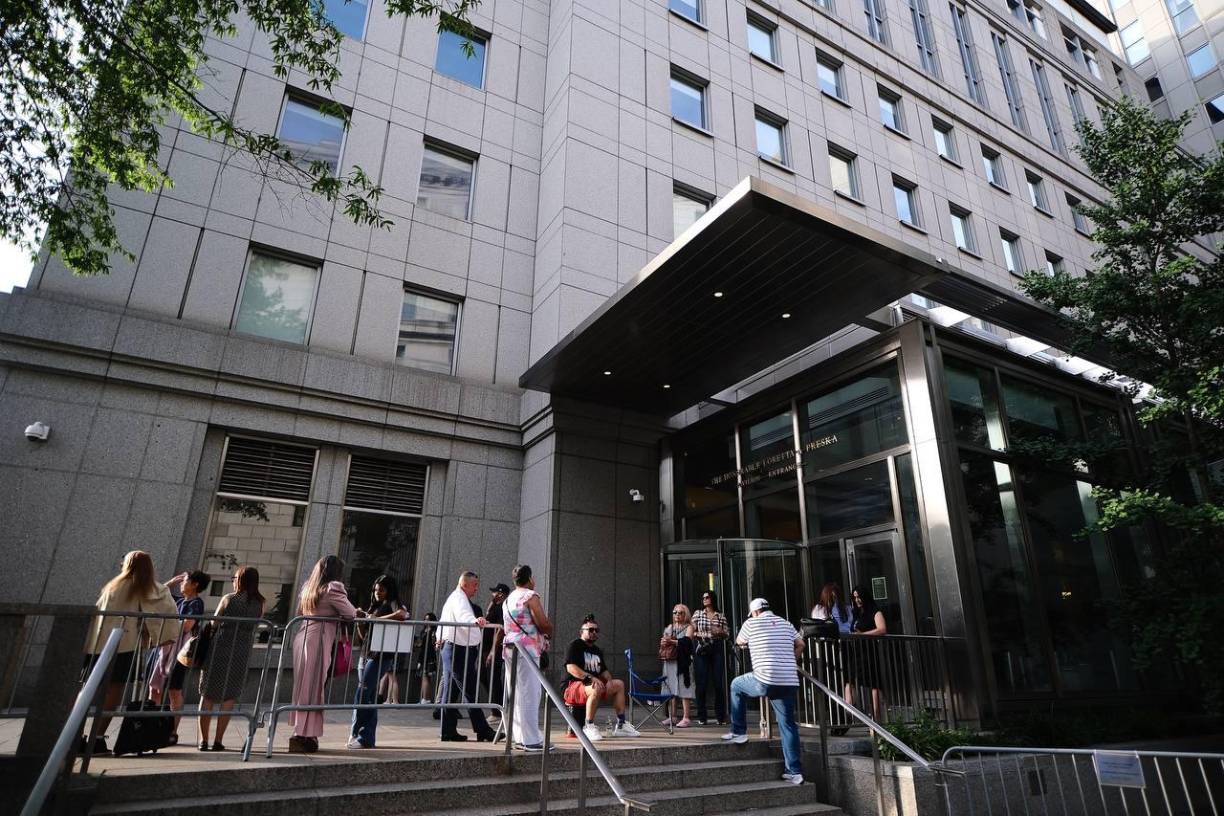 <b>Comienzo de la Audiencia</b>: A las 11 de la mañana, hora local, inicia la audiencia que durará más de dos horas, con gran expectación tanto dentro como fuera de la corte. 