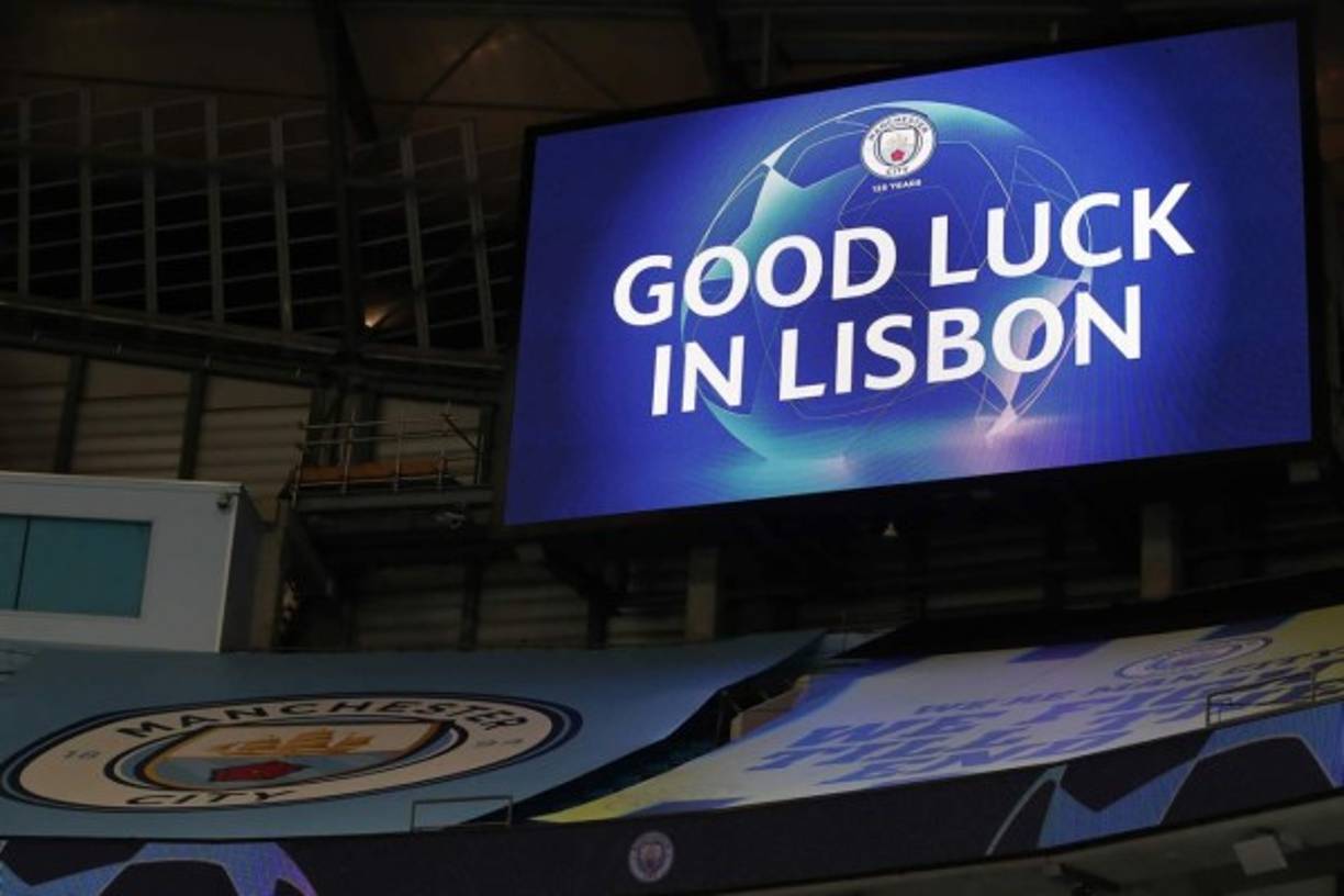 'Buena suerte en Lisboa'. El mensaje en la pantalla del Etihad Stadium para el Manchester City.