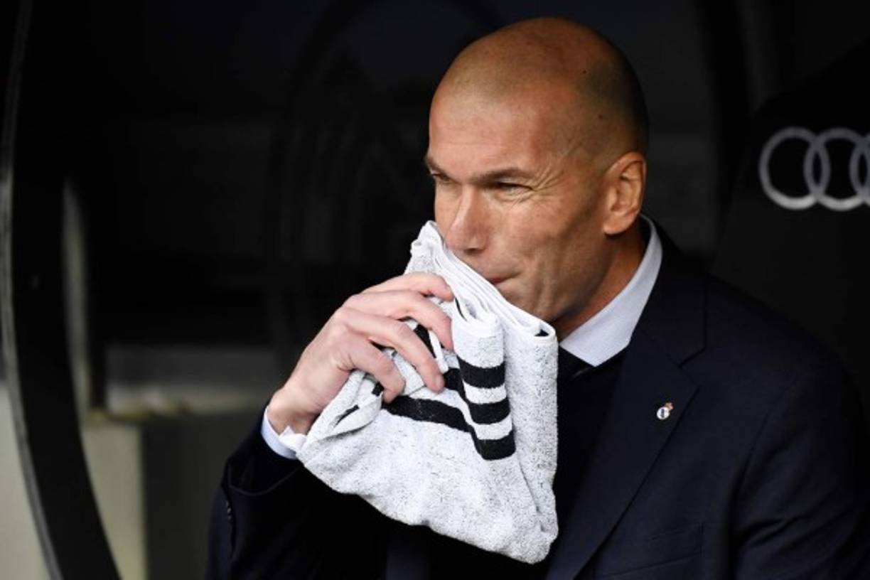 Zinedine Zidane observando la magia de los suyos en el campo.