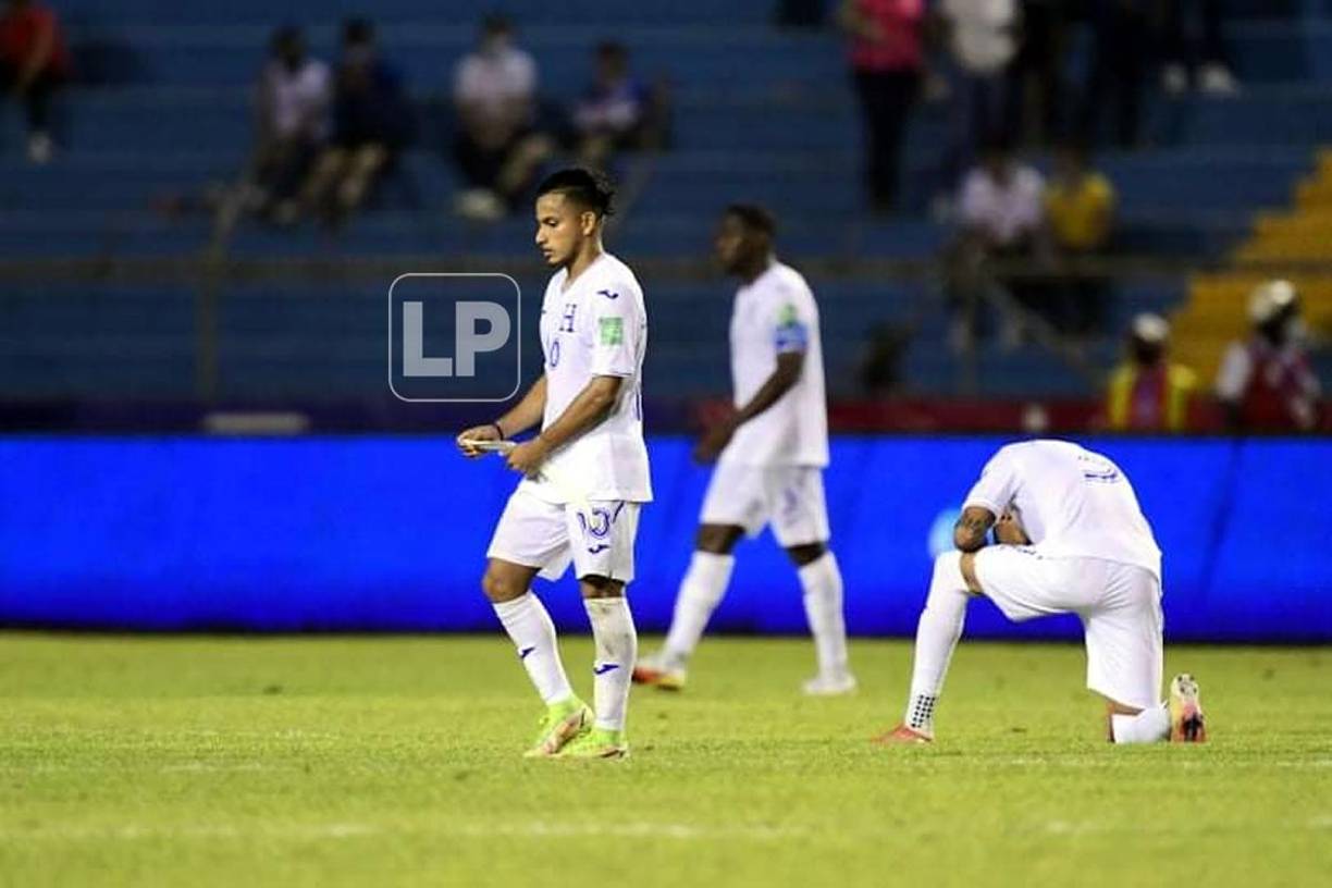 Los seleccionados hondureños terminaron muy tristes por esta dolorosa derrota ante Canadá.