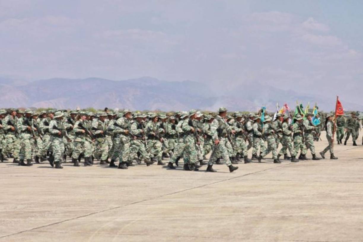 'Unidad monolítica!, ¡Moral máxima!. Llamo a la Fuerza Armada (...) a una gran renovación, a una gran revolución militar de la moral', arengó Maduro a unos 2,500 soldados.