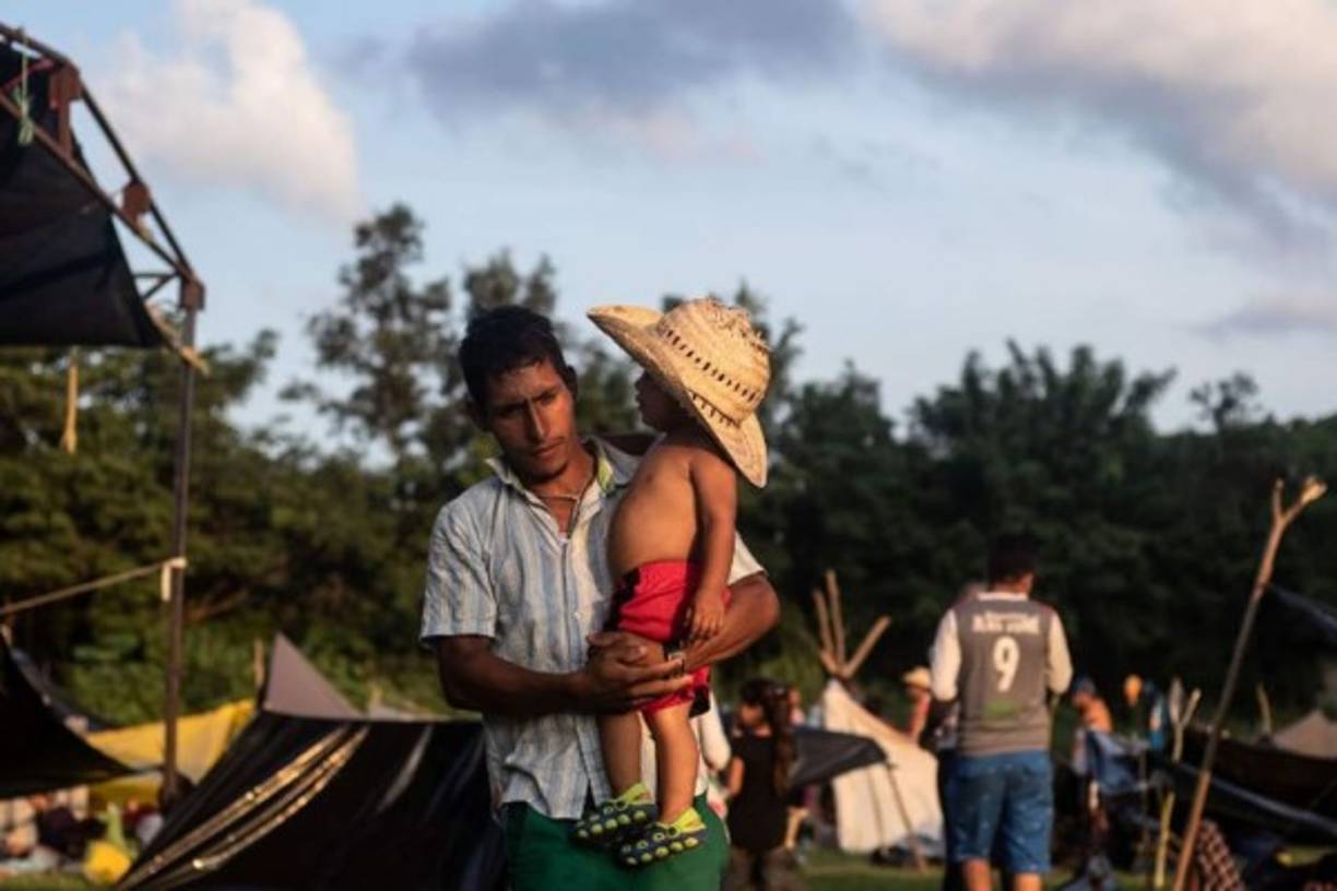 Los migrantes hondureños permanecen en un refugio improvisado instalado en un campo de fútbol, ​​en Matías Romero, estado de Oaxaca, México, el 1 de noviembre de 2018.