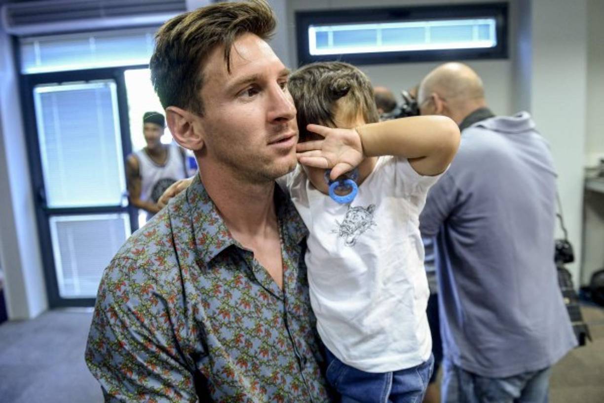 Messi y su hijo al momento de llegar a la conferencia de Pedro.