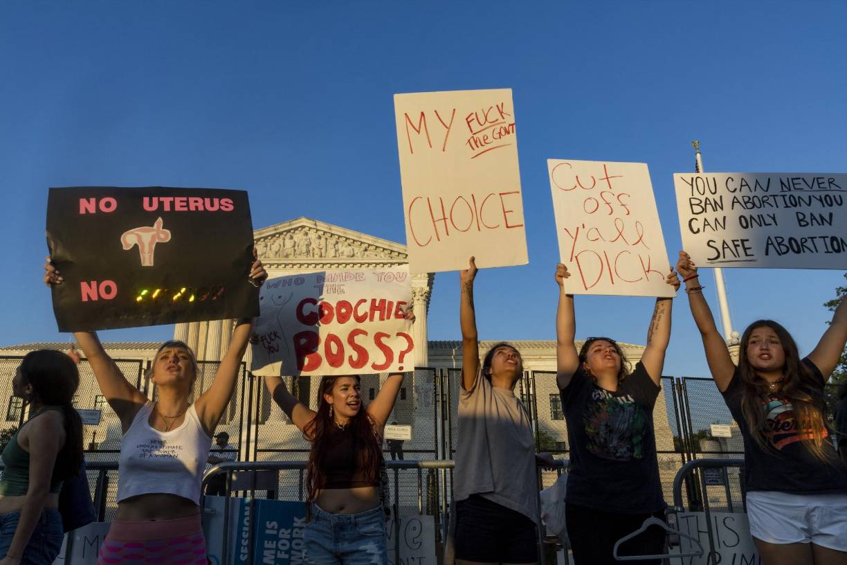Ese objetivo ahora está al alcance en alrededor de dos docenas de estados. Misuri fue el primero en prohibir el procedimiento el viernes, en todos los casos, y en la mañana del sábado se le sumaron otros siete: Alabama, Arkansas, Kentucky, Luisiana, Oklahoma, Dakota del Sur y Utah.