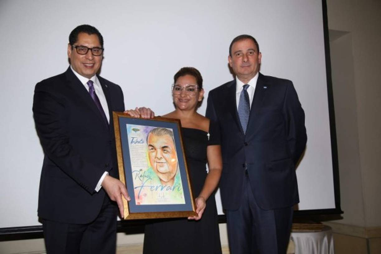 Rafael Ferrari: Empresario de radio y televisión, además de obras altruistas como la Teletón. El presidente del Cohep, Juan Carlos Sikaffy, entregó el premio a su hija Pía Ferrari de Pastor y su esposo Sebastián Pastor.