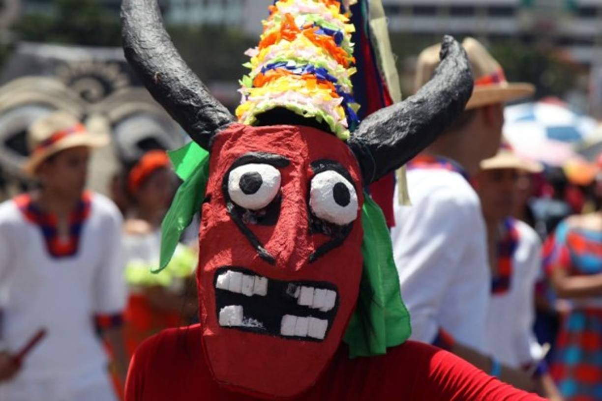 Los personajes folklóricos acompañaron a las delegaciones de los colegios en los desfiles.