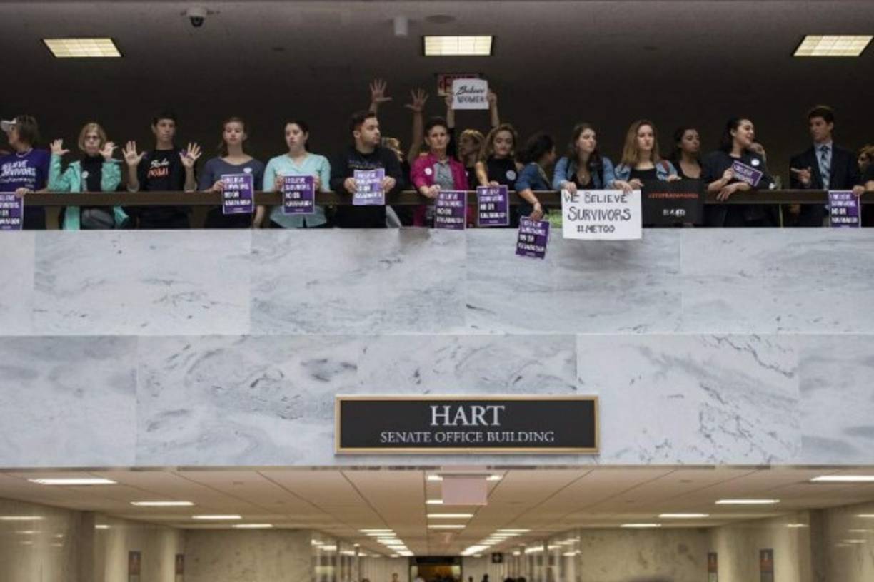 Cientos de mujeres ingresaron al recinto del Senado previo al inicio de la audiencia para mostrar su respaldo a la profesora Ford.