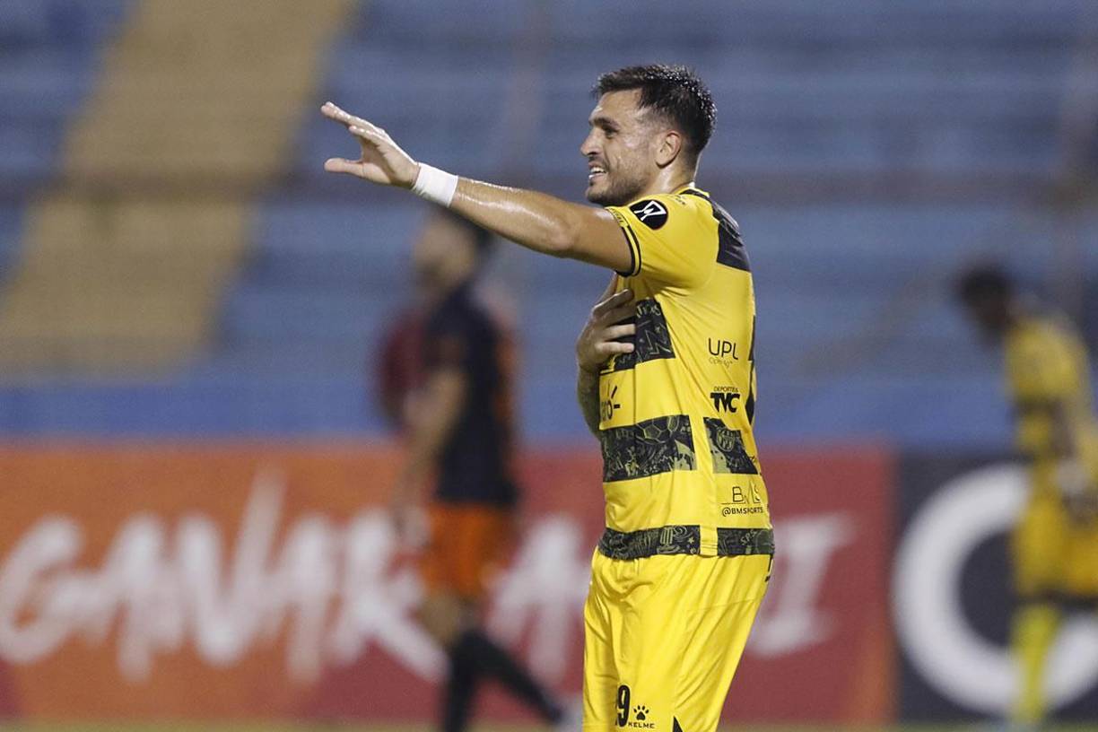 Ramiro Rocca - El contrato del goleador argentino expira en diciembre y la directiva de Real España intentará hacer un esfuerzo por renovarlo. Sin embargo, al atacante de 35 años le están calentando los oídos con propuestas de clubes centroamericanos y hasta del mismo ruedo nacional, uno de ellos es Olimpia. El Municipal de Guatemala también lo quiere de regreso.