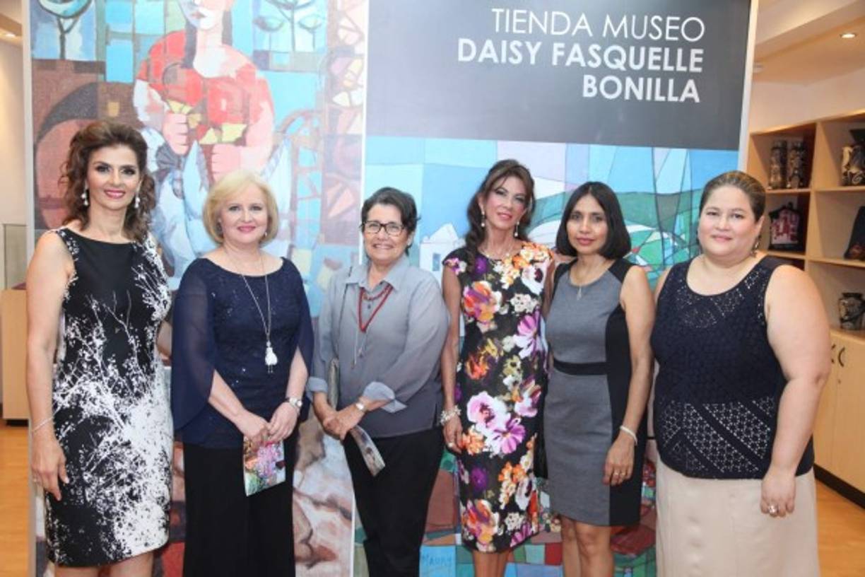 Las pintoras participantes Suyapa Monterroso, Margarita Hernández, Martha Molanphy, Carmen Chahín, Silvia Mejía y Leticia Banegas.