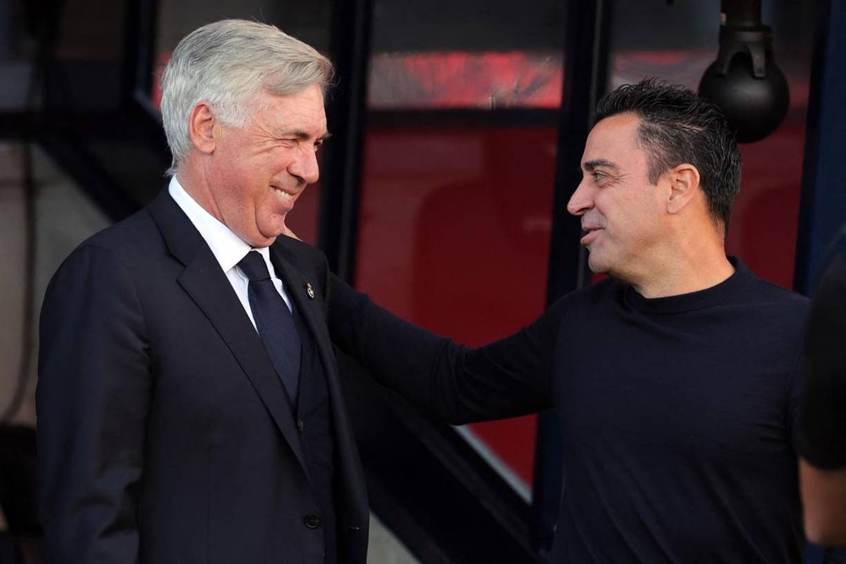 Carlo Ancelotti y Xavi Hernández mostraron buen rollo antes del inicio del partido Barcelona-Real Madrid.