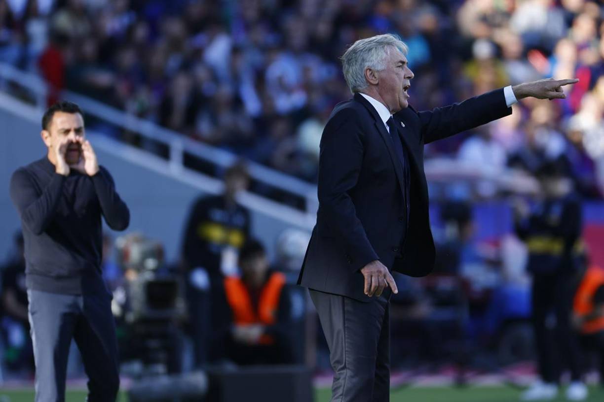 Con intensidad. Así vivieron Carlo Ancelotti y Xavi Hernández el Clásico Barcelona-Real Madrid a pie de campo.