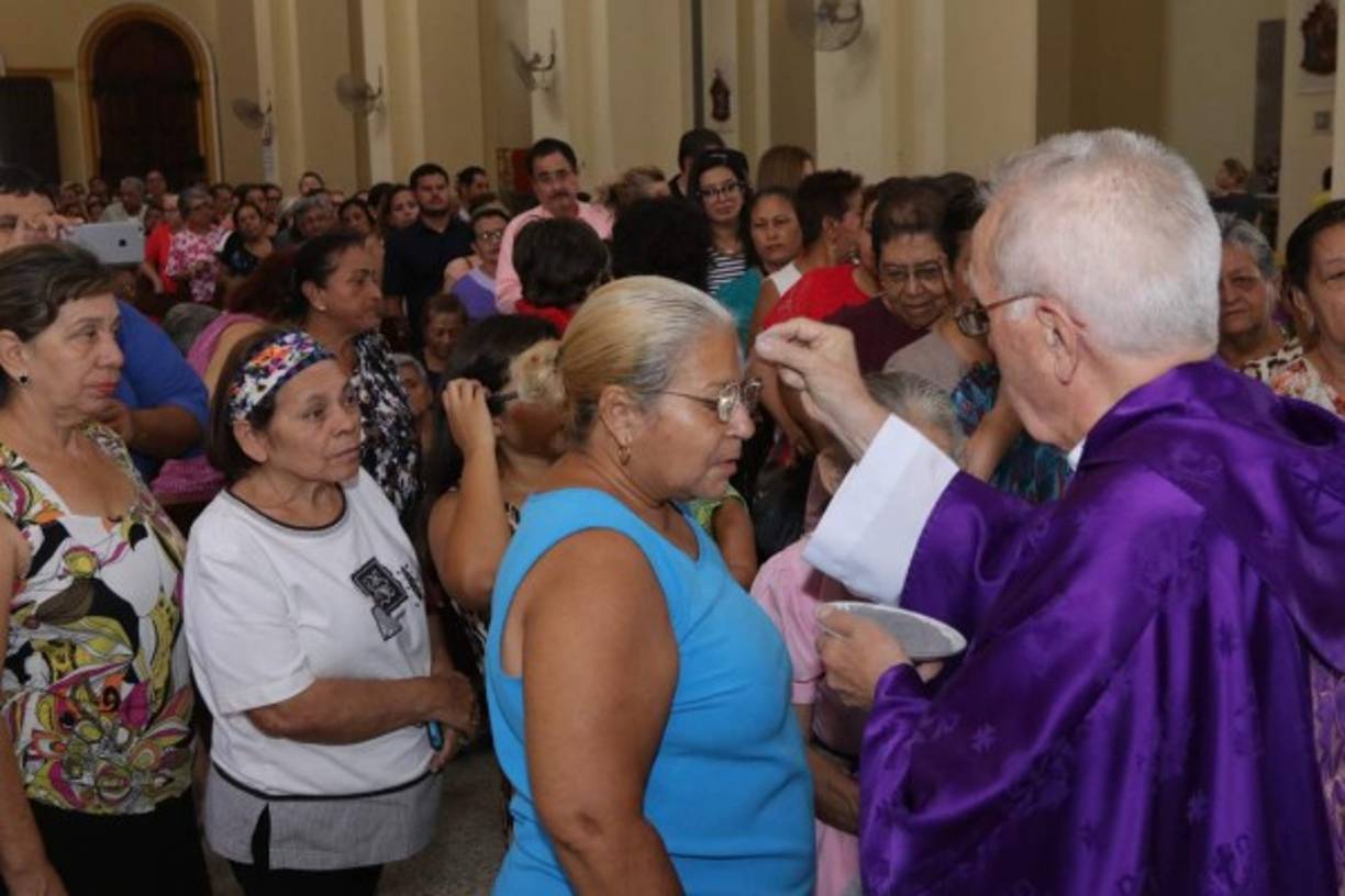 Los feligreses asistieron a la misa de Miércoles de Ceniza para comenzar el tiempo cuaresmal.