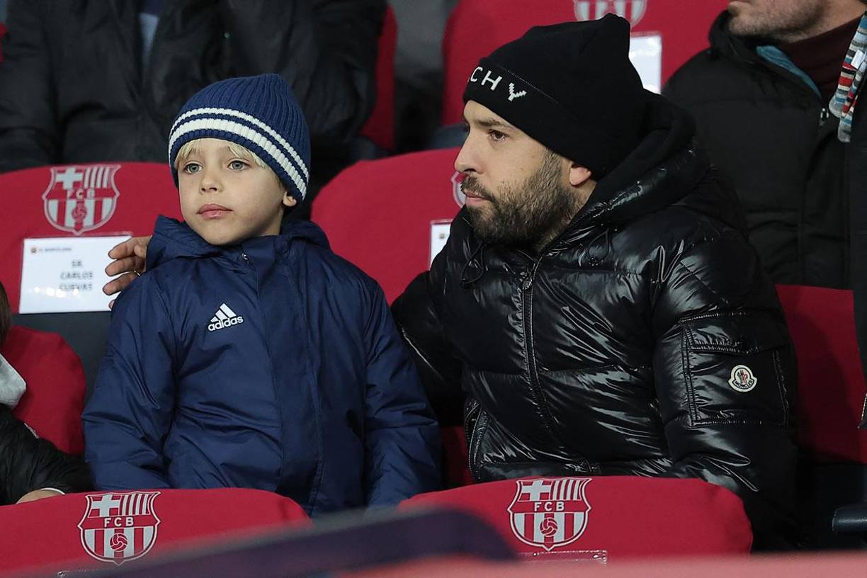 Jordi Alba, exjugador del Barcelona, asistió al estadio Olímpico Lluís Companys de Montjuïc para ver el partido.
