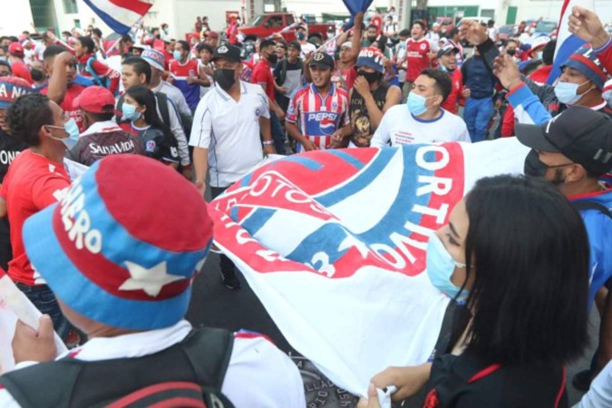 El aliento al Olimpia estuvo presente en los alrededores del estadio Nacional de Tegucigalpa.