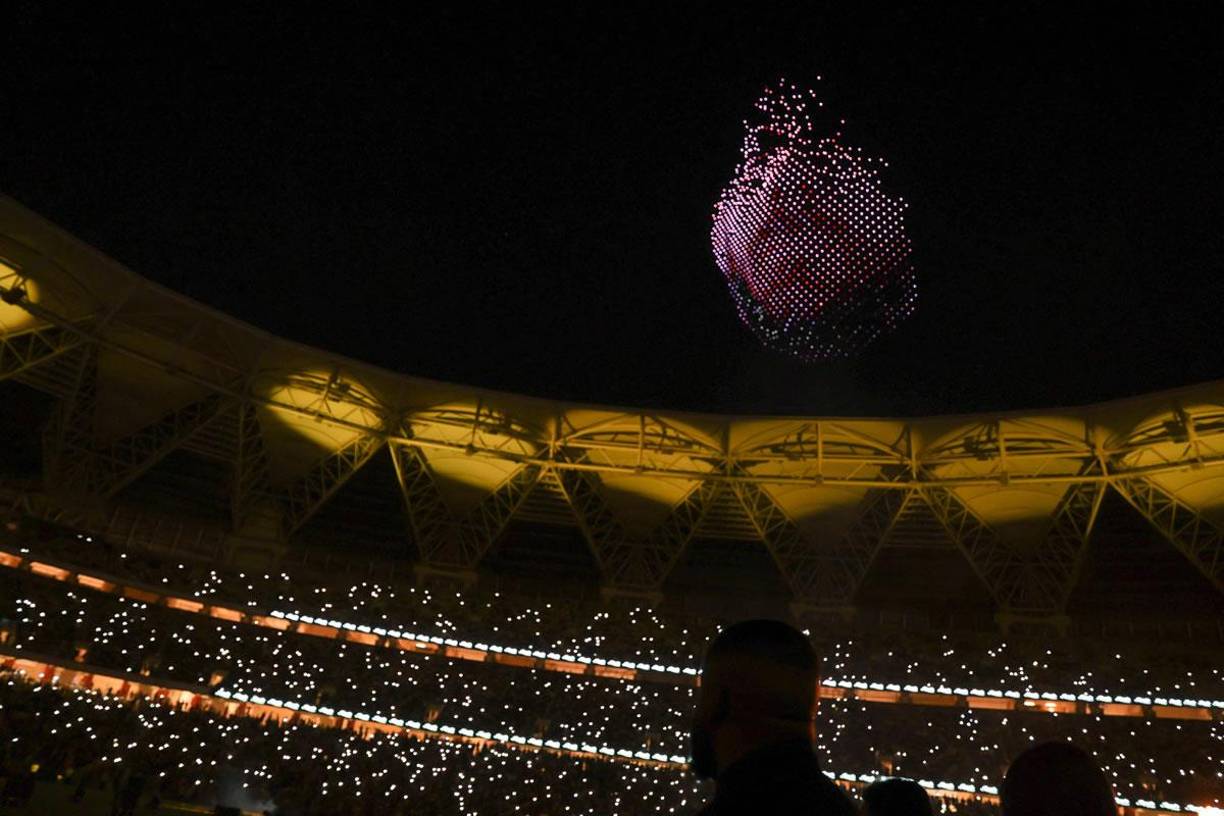 El rostro de Benzema proyectado en mapping 3D en el cielo.