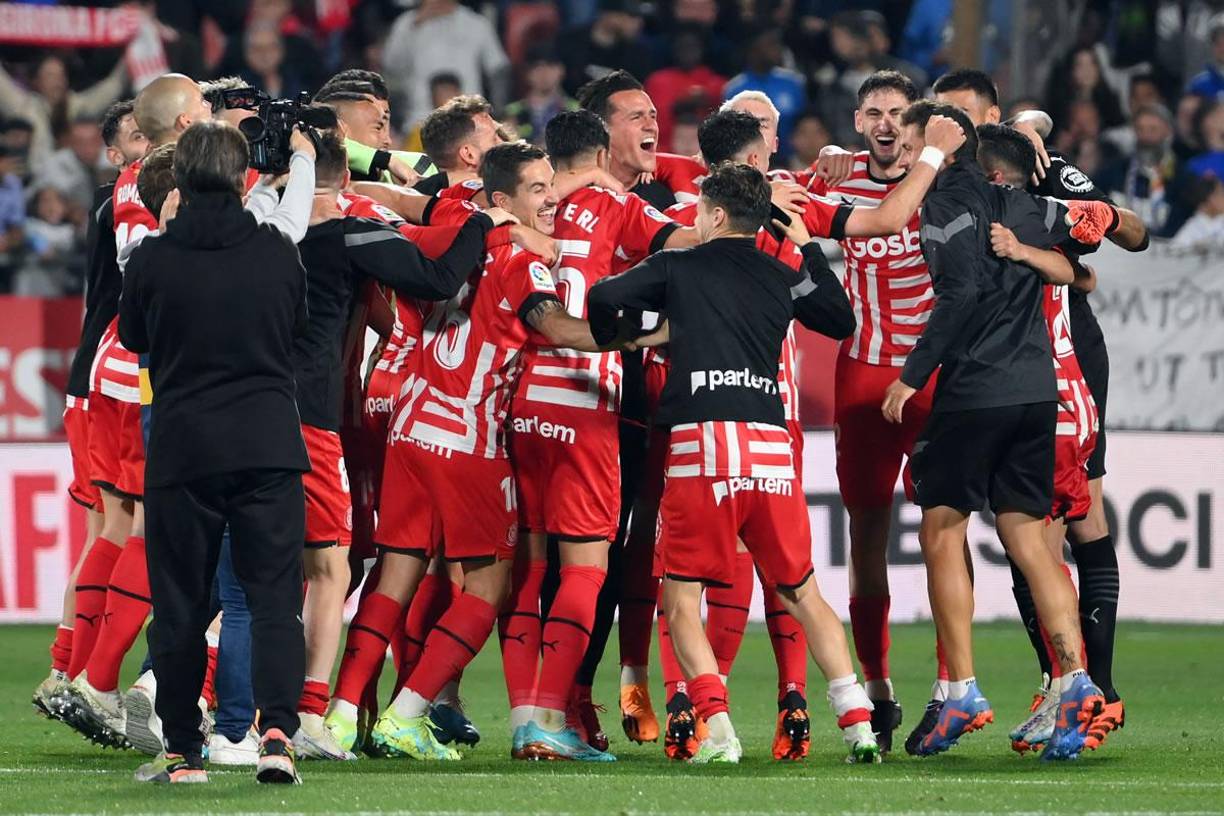 Jugadores del Girona celebraron en el campo la gran victoria sobre el Real Madrid.