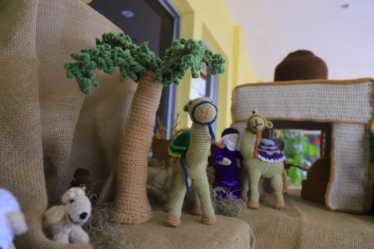 Las palmeras y dromedarios, utilizados por los judios de la época, figuran en el nacimiento.