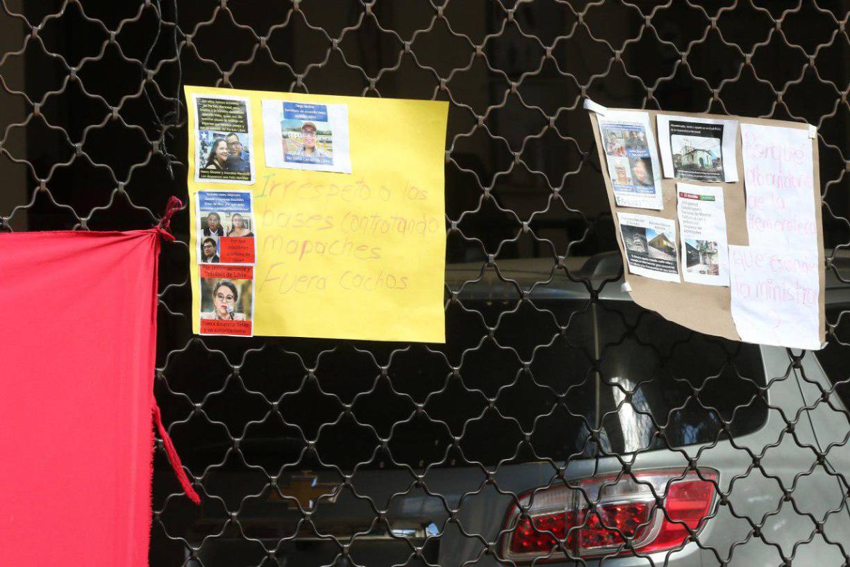 José Vásquez, otro empleado, afirma que la toma de las instalaciones será indefinida hasta que Roque renuncie o sea destituida.