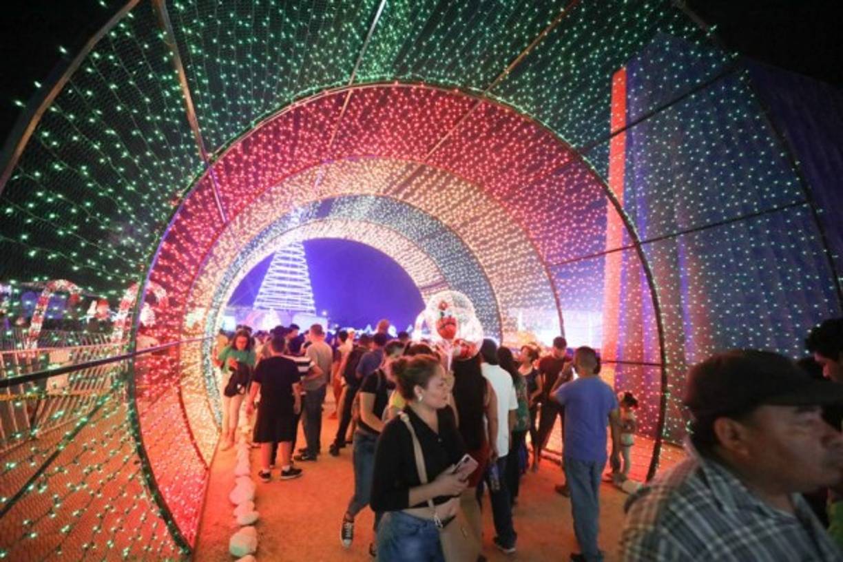 La villa de la Navidad Catracha, ubicada en el antiguo predio del centro penal en San Pedro Sula, abrió sus puertas al público este 17 de diciembre con gran éxito.