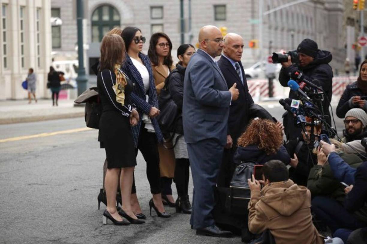 'Tengo 15 meses que no lo veo, lo veo en la corte nada más. No tengo ningún tipo de comunicación con él, ni visitas ni llamadas. Los únicos que lo ven son las niñas y los abogados', dijo Coronel a periodistas que cubrían la audiencia de este martes del capo.