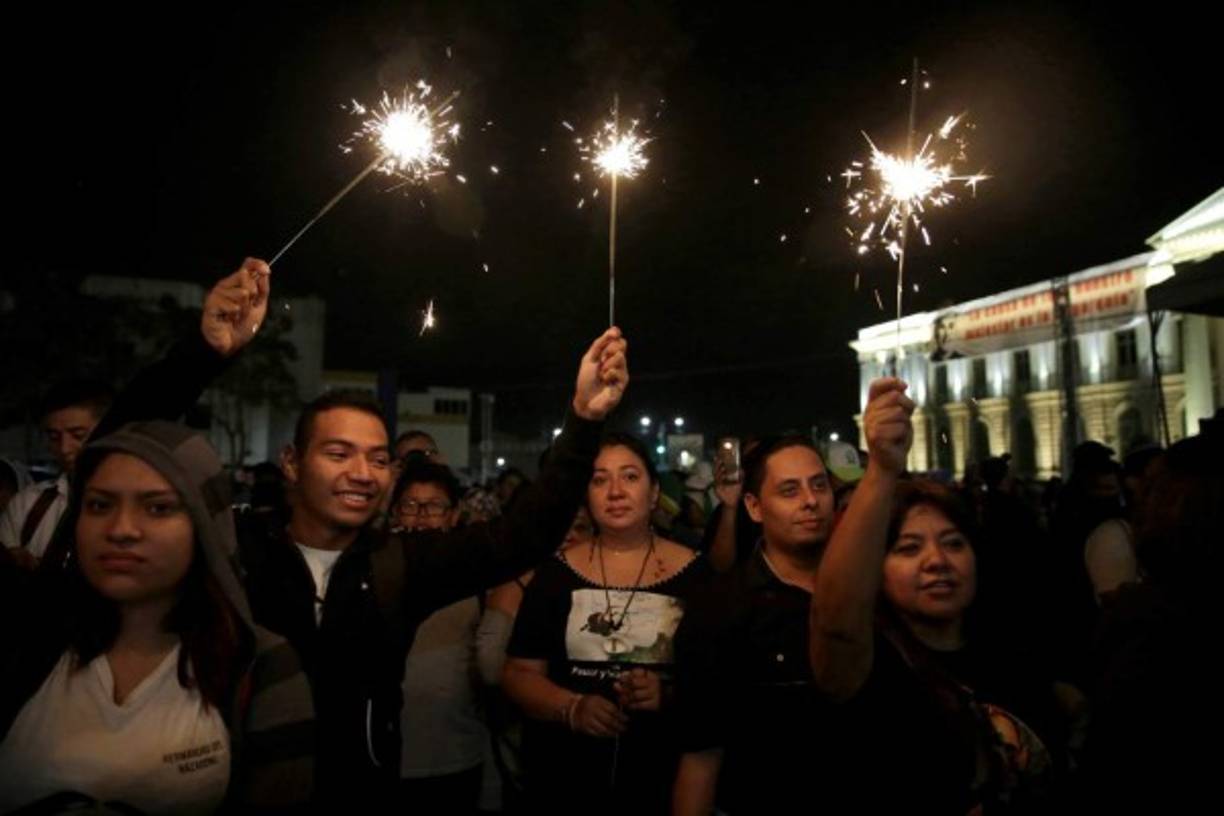Detrás de una imagen de Romero muchos jóvenes, portando farolitos, carteles y fotos del asesinado arzobispo, gritaban 'San Romero vive', mientras en el cielo estallaban petardos.