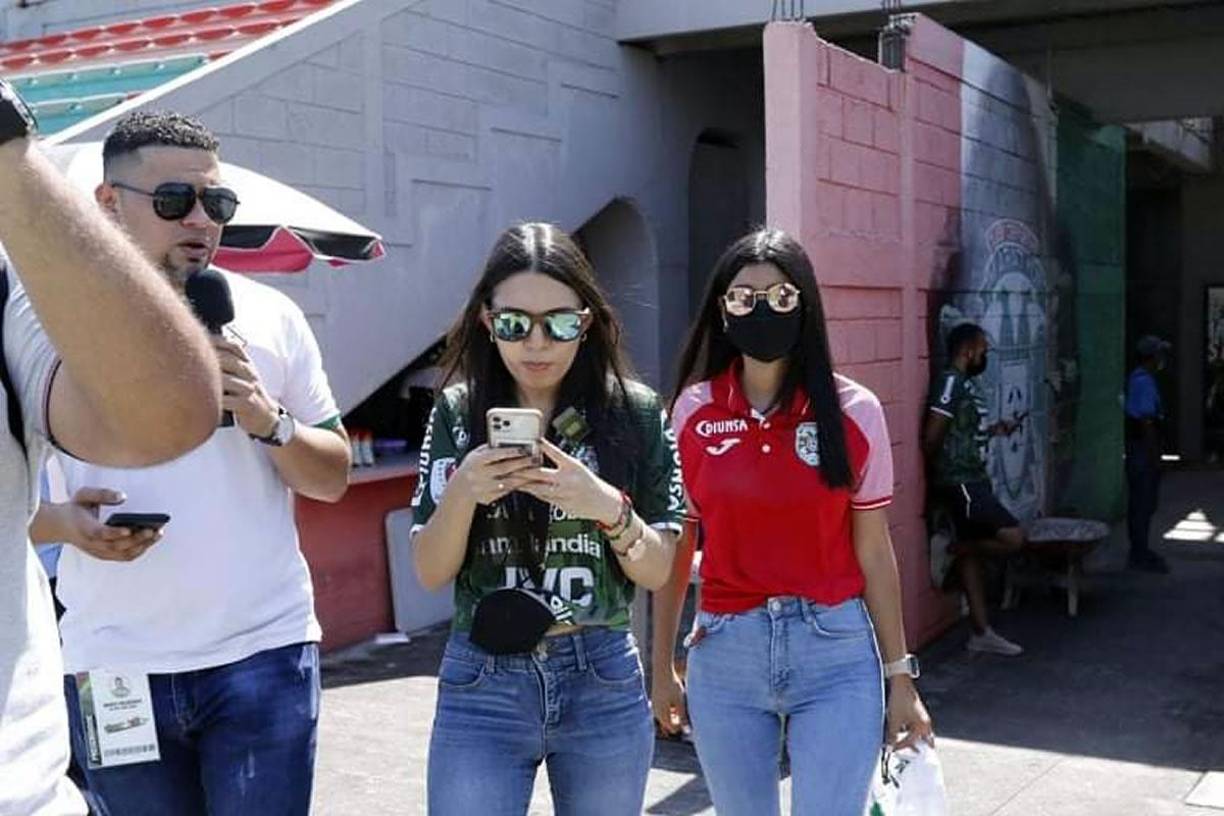 Ellas asistieron al estadio del Marathón bien uniformadas.