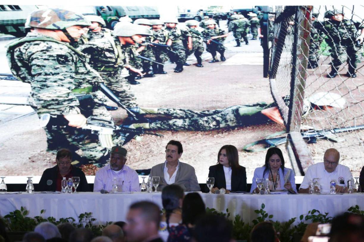  “Hace 15 años el imperialismo norteamericano asestó un golpe de Estado en la hermana República de Honduras y el presidente Manuel Zelaya, y hoy vísperas de este hecho podemos decir que derrotamos el golpe de Estado en Honduras como ayer derrotamos el intento de golpe de Estado en Bolivia”, dijo Emilio Lozada, del Partido Comunista de Cuba.