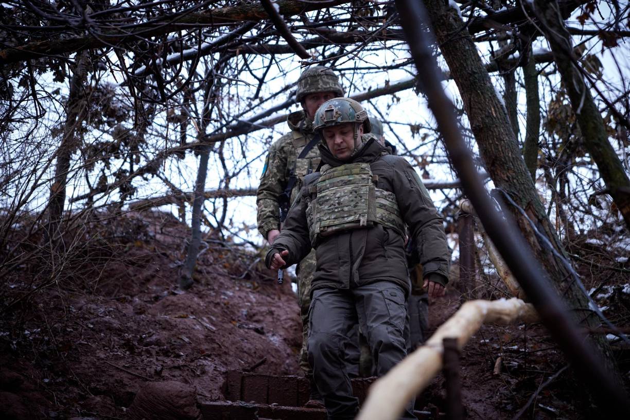 “Durante su más reciente historia el ejército ucraniano ha atravesado un difícil camino hacia la formación de una estructura militar preparada, altamente organizada, segura de sus propias fuerzas y capaz de abortar cualquier plan invasor del enemigo”, dijo Zelenski, según informó la Presidencia ucraniana.