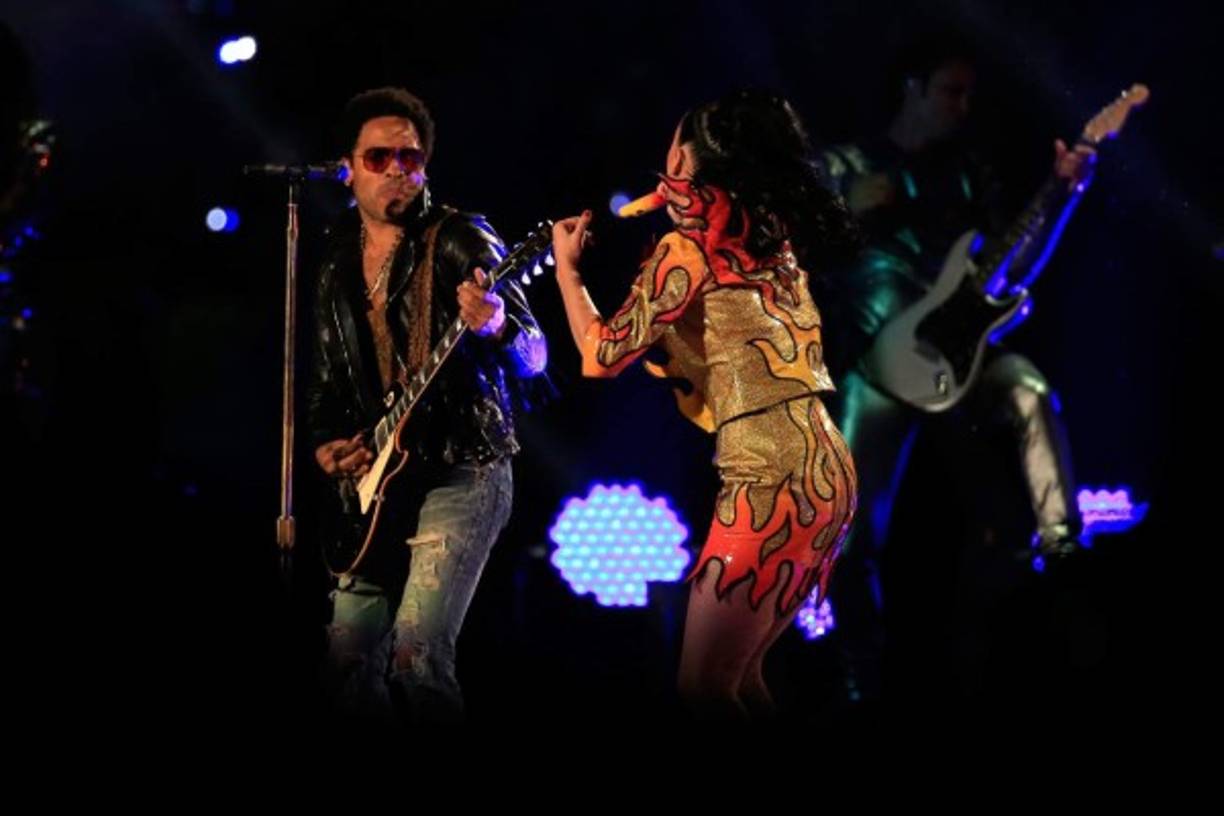 Lenny Kravitz acompañó con su guitarra a Katy Perry en la canción 'I kissed a girl'.