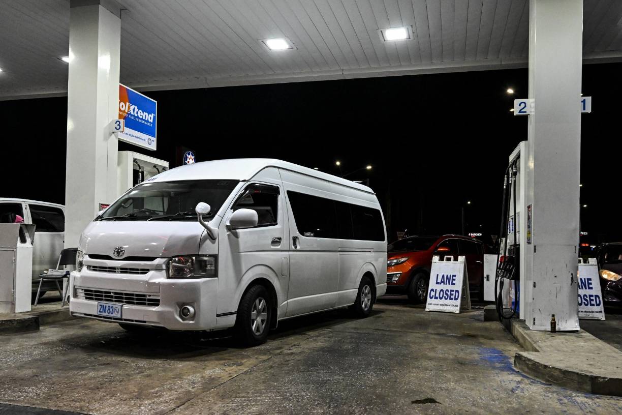 En Bridgetown, la capital de Barbados, autos hacían fila en las gasolineras, mientras que los supermercados y tiendas de comestibles estaban abarrotados de compradores de alimentos, agua y otras provisiones.