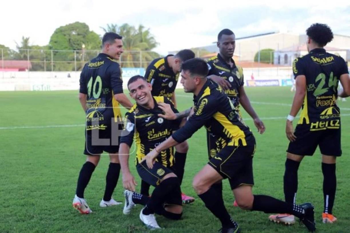 Los jugadores del Real España festejan con Omar Rosas su gol ante Platense.